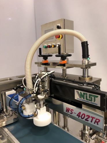 抜群の新製品対応力を誇るピッチメーカー®で多様なボトルに対応し、高い洗浄効果を発揮するジャー容器用自動エアー洗瓶装置<br>WS-402TR/404TR